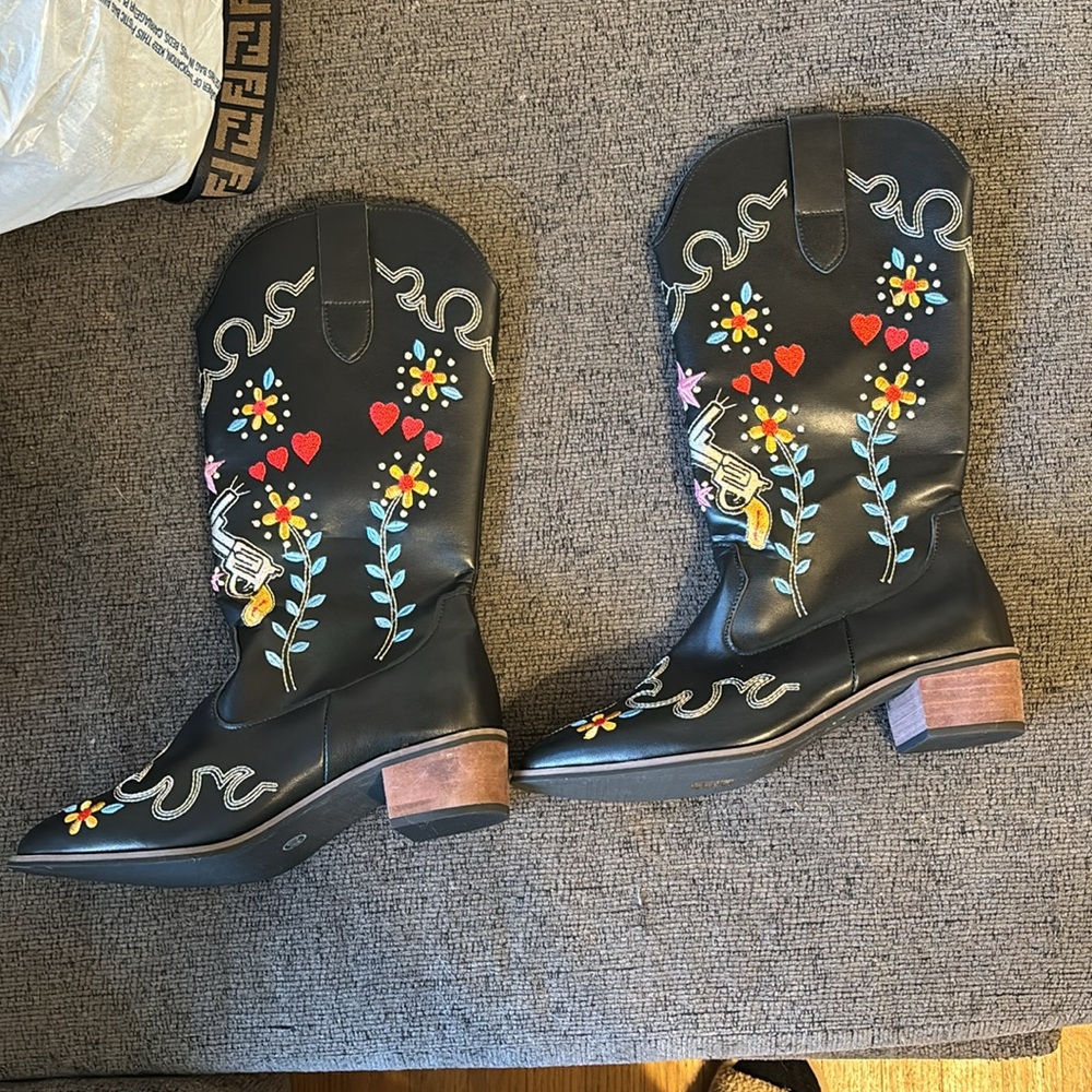 NWOT embroidered cowboy boots size 40 - Picture 2 of 3
